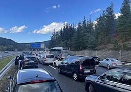 Decenas de vehículos han quedado parados cerca de una hora.