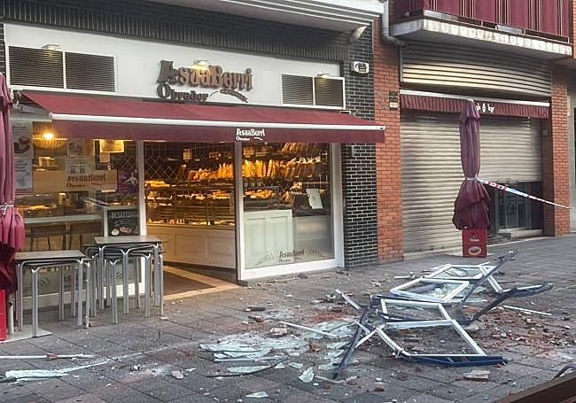 Vista del balcón que se ha caído en Kabiezes frente a una panadería .