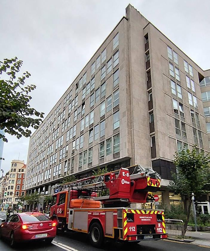 Imagen secundaria 2 - Imágenes de actuaciones de bomberos y oleaje en Bizkaia. 