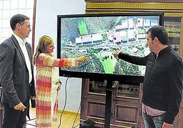 Pradales, Trueba y Agirre hablan sobre el proyecto, ayer en Mallabia.