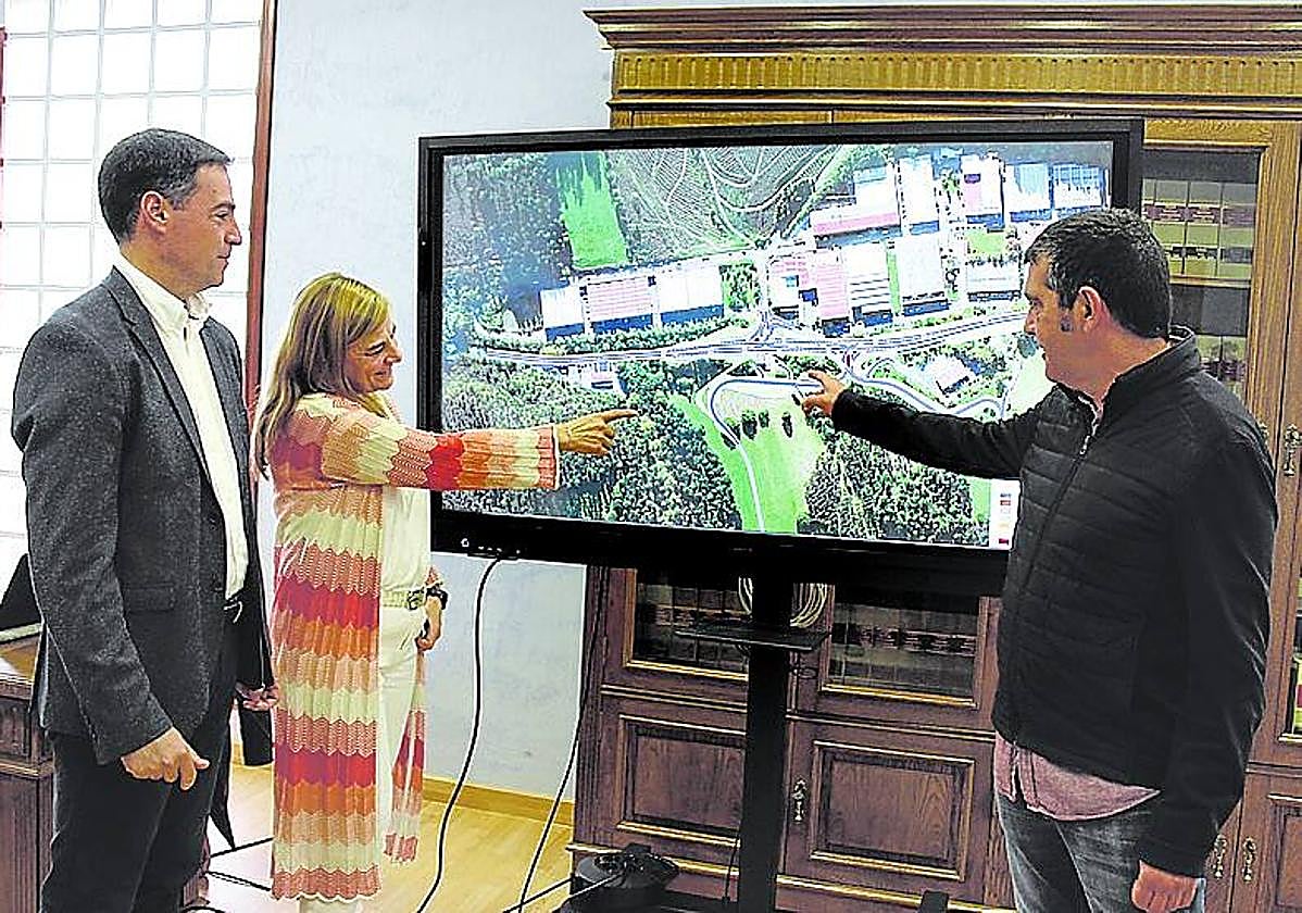 Pradales, Trueba y Agirre hablan sobre el proyecto, ayer en Mallabia.