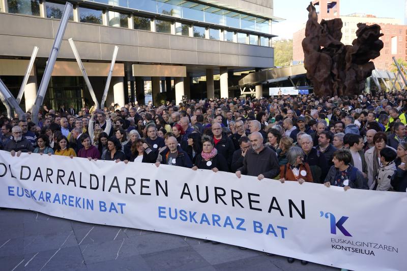 Miles de personas claman en Bilbao para defender el euskera