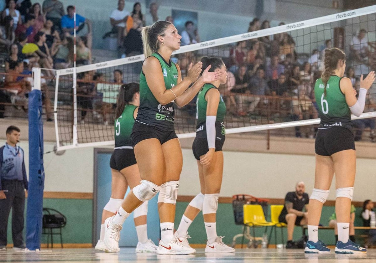 Nerea Ruiz junto a tres compañeras del CV Sestao durante el transcurso de un partido.