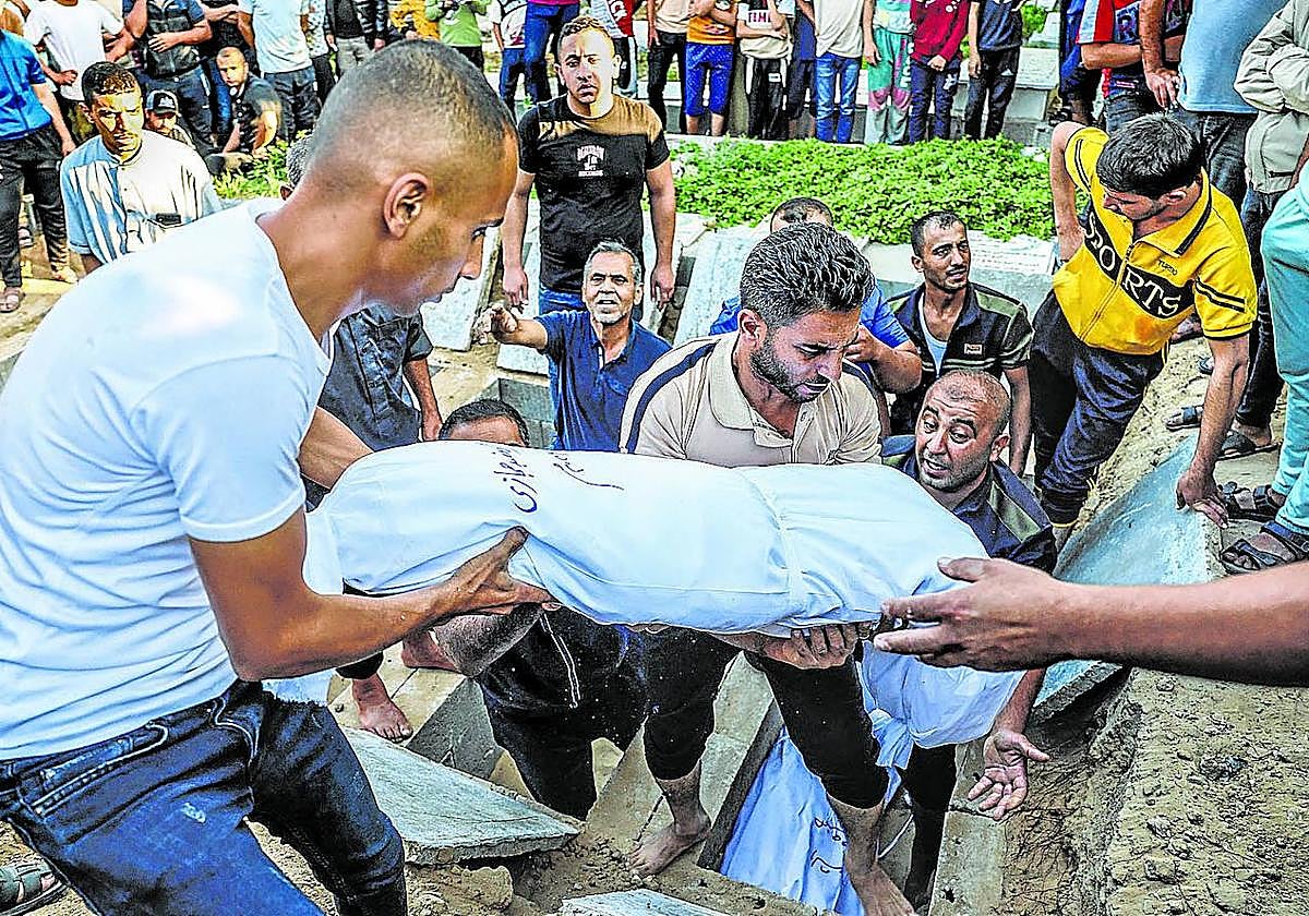 Duelo. Entierro de varios miembros de una misma familia muertos por un bombardeo de Israel en Gaza.