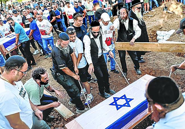 Funerales. Amigos y familiares entierran a la británico-israleí Lianne Sharabi y a sus hijas Noia y Yael, asesinadas por Hamás.