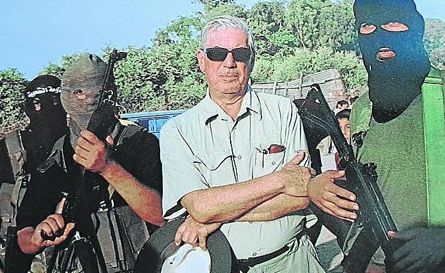 En 2005. Mario Vargas Llosa, con tres milicianos de Hamás en una visita a la zona.