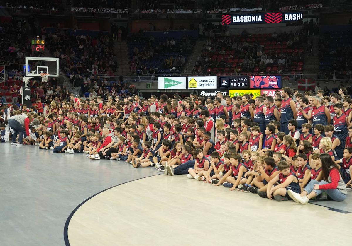 Los canteranos del Baskonia han posado en el centro de la cancha del Buesa Arena.