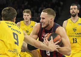 Sedekerskis embolsa el balón con fuerza ante la defensa de Brussino, que firmó 33 créditos de valoración