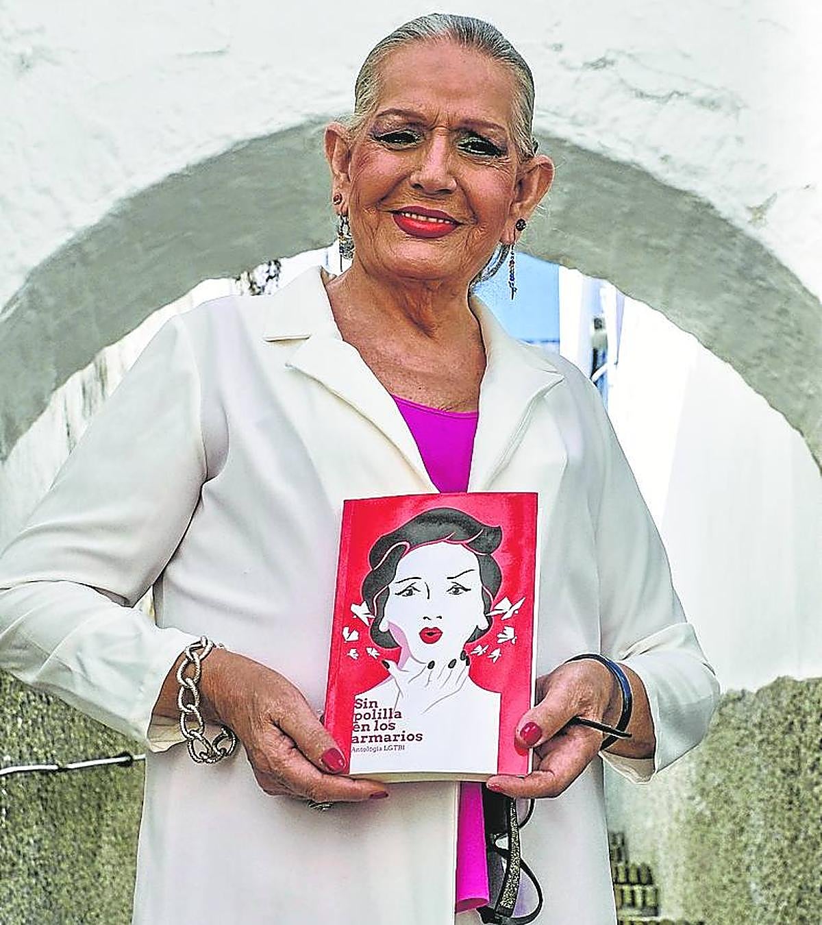 Manolita Chen posa con el libro 'Sin polilla en los armarios'.
