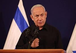 El primer ministro israelí, Benjamin Netanyahu, en la base militar de Kirya