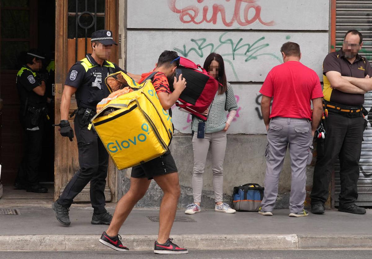 Policías locales desalojan a varios okupas de una vivienda en Los Herrán.