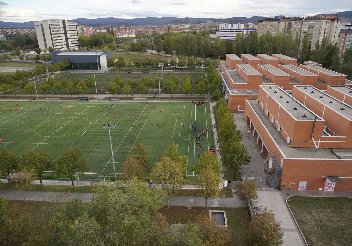 Vista del campo de fútbol de Lakua donde se habrían producido los robos.