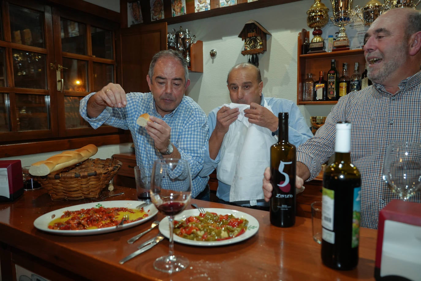 La cena en la sociedad gastronómica Amairu-Bat, en imágenes