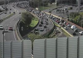 Un accidente con tres heridos dificulta esta mañana el tráfico en Rontegi