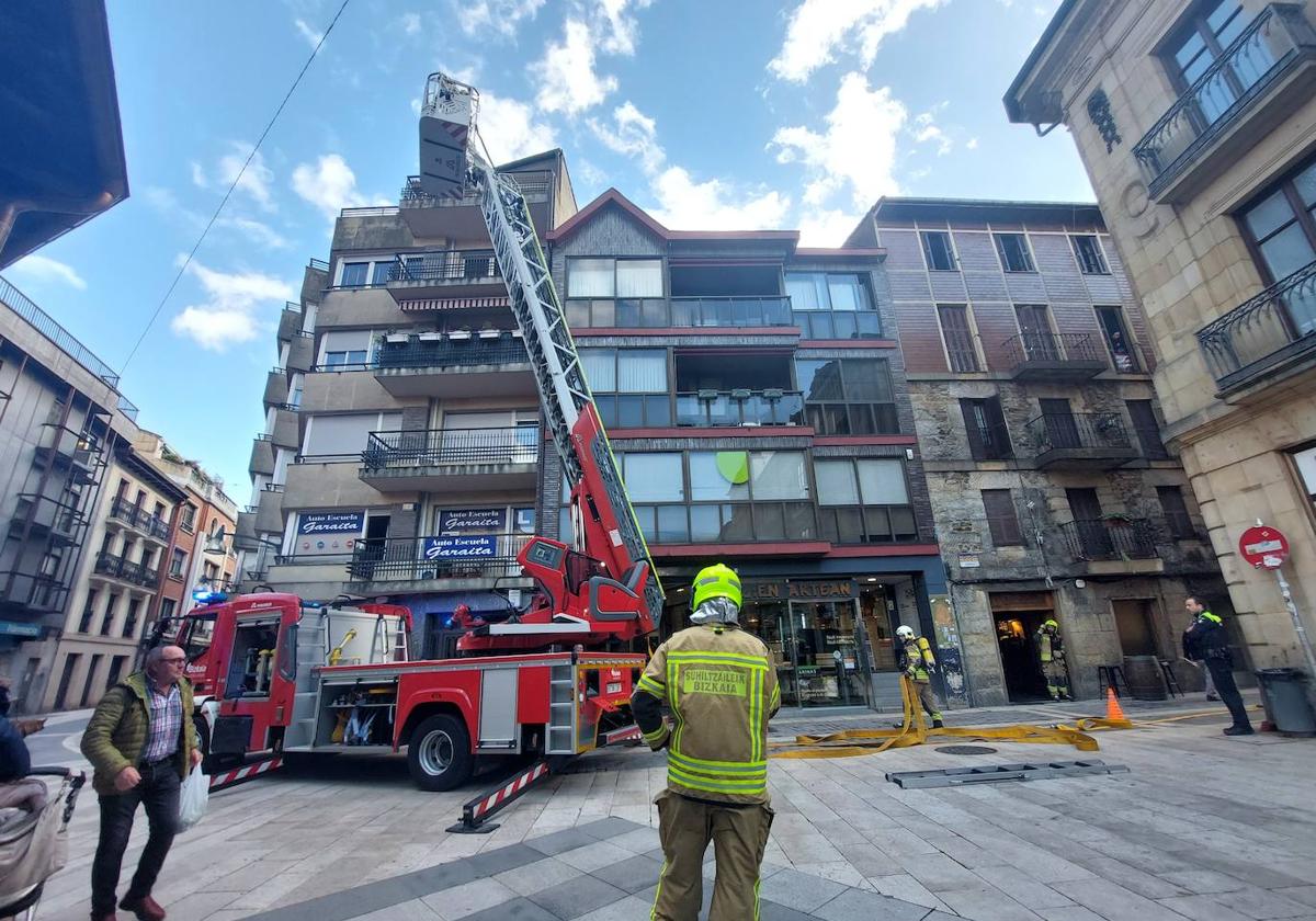 Simulacro de incendio que los Bomberos han desarrollado este lunes en el Casco Viejo y que ha causado una gran expectación ante los vecinos