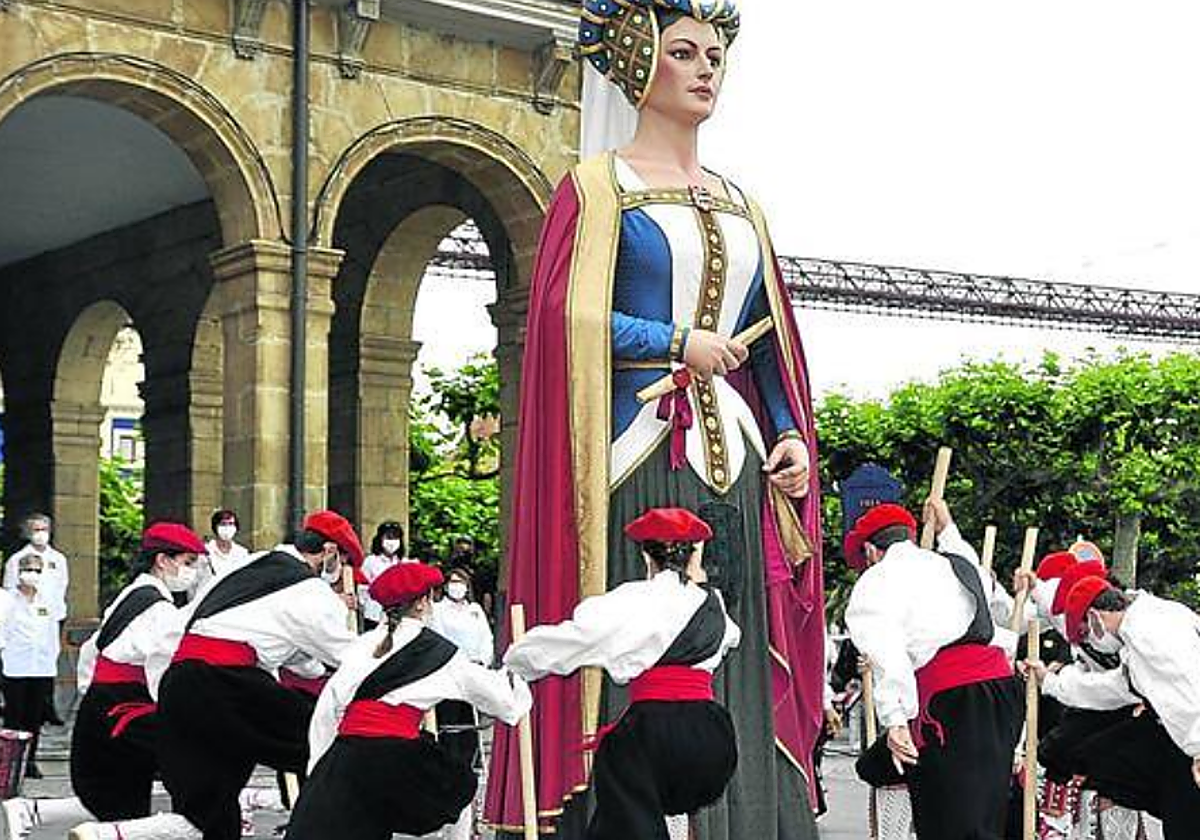 Imagen del gigante de María Díaz de Haro, una de las figuras creadas por el 700 aniversario de la villa.