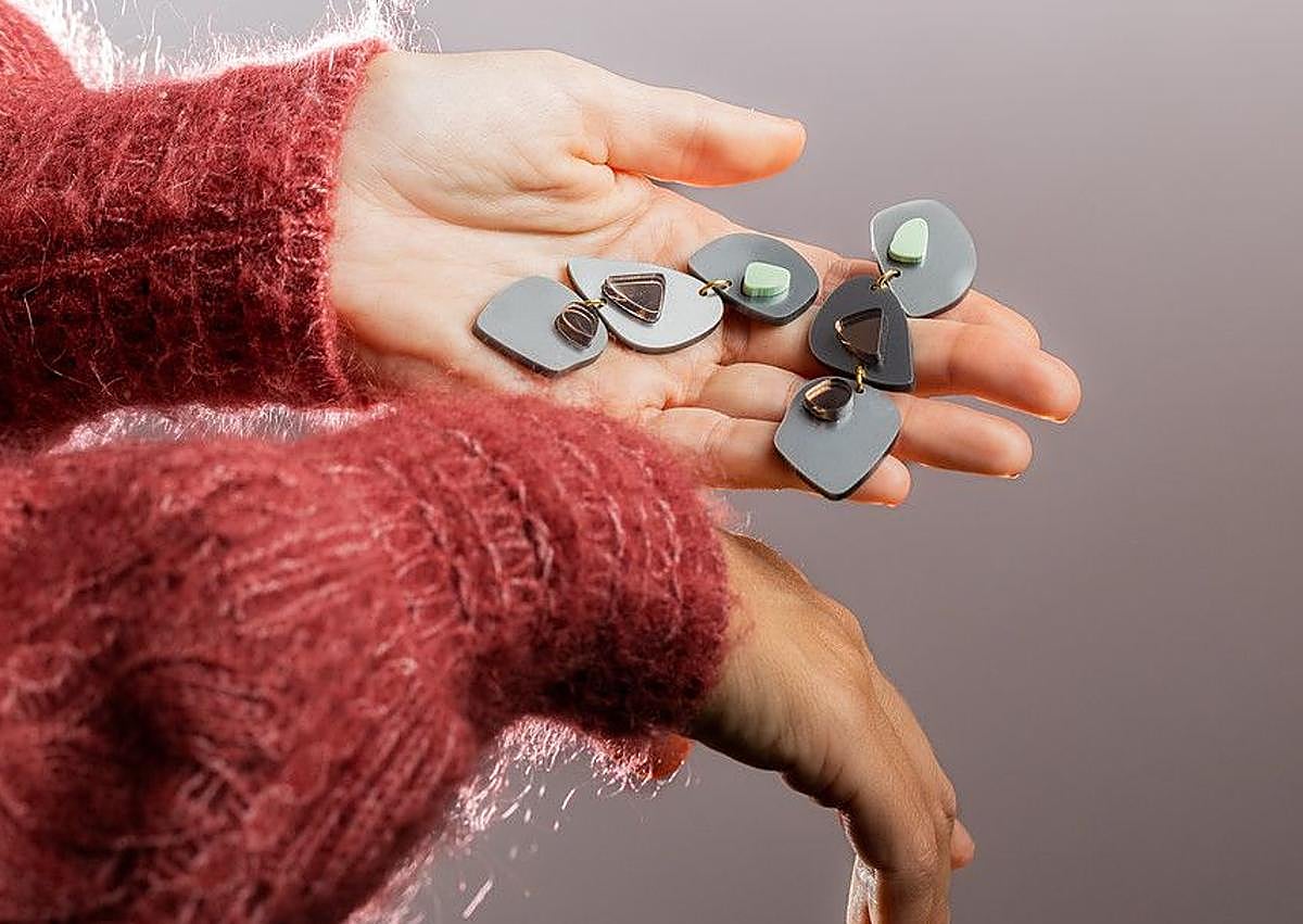 Imagen secundaria 1 - La firma vizcaína que triunfa por sus pendientes lanza las camisas y vestidos más deseados del otoño