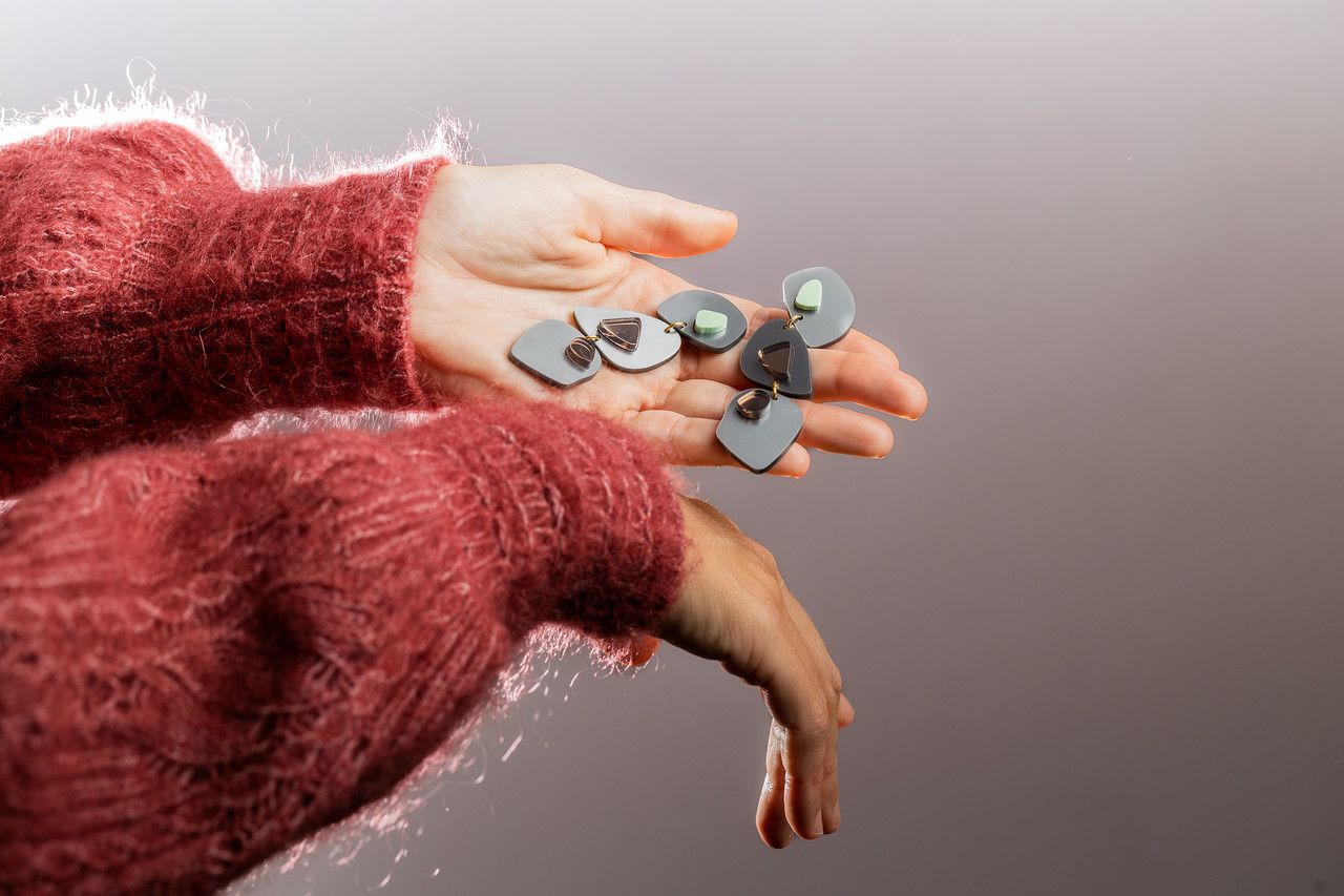 La firma vizcaína que triunfa por sus pendientes lanza las camisas y vestidos más deseados del otoño