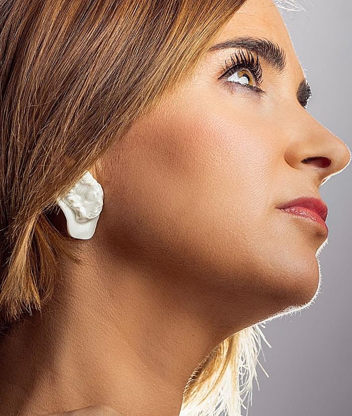 Imagen secundaria 2 - La firma vizcaína que triunfa por sus pendientes lanza las camisas y vestidos más deseados del otoño