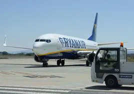 Un avión de Ryanair en la pista de Foronda.