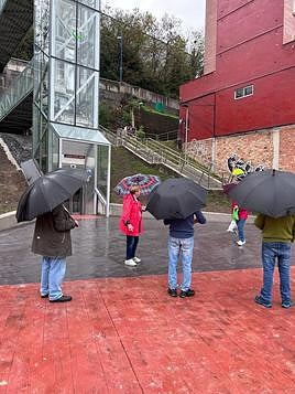 Varios vecinos contemplan la puesta en marcha del nuevo ascensor.