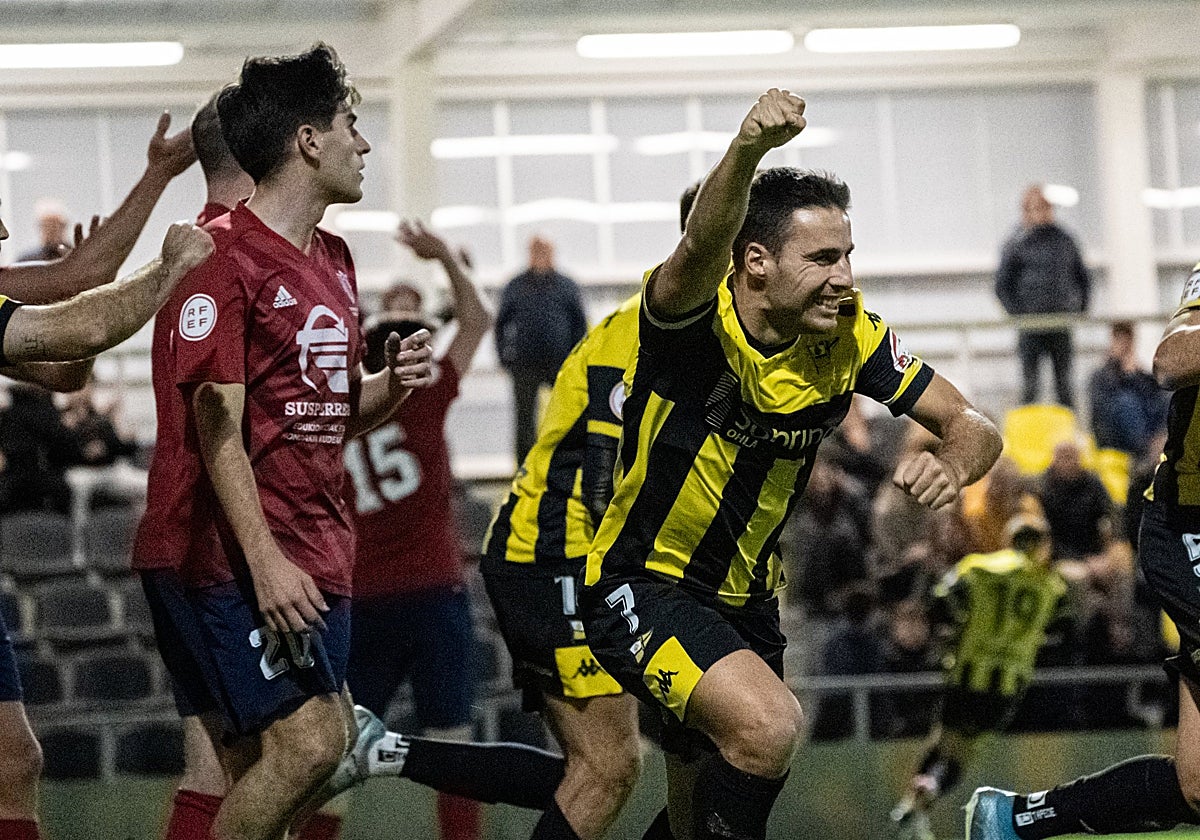 Aitor Villar celebra uno de los dos goles que le marcó al Touring.