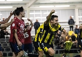 Aitor Villar celebra uno de los dos goles que le marcó al Touring.