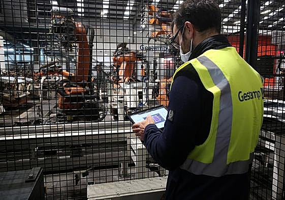 Un operario controlando los equipos automatizados de la factoría de Gestamp de Abadiño