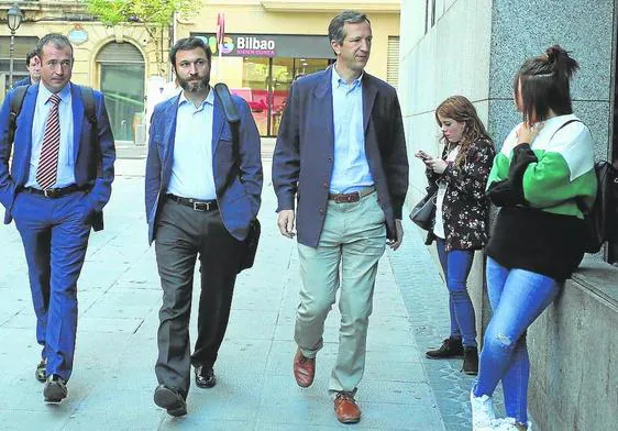 José Antonio Martínez acude con sus abogados a los juzgados donde se llevó su causa.
