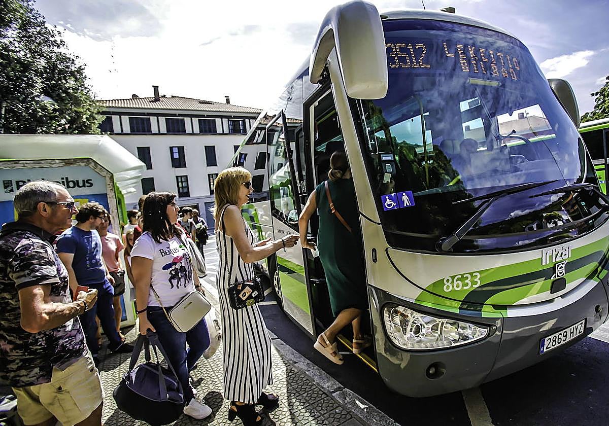 Usuarios de la línea que une Lekeitio con Bilbao.