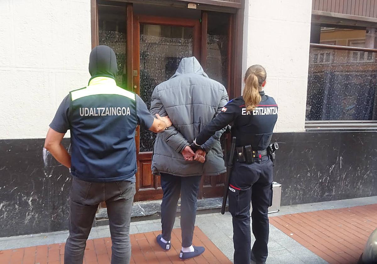 Un agente de la Policía local de Barakaldo y una ertzaina con el hombre arrestado.