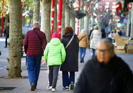 Jubilados paseando por una calle de Euskadi.