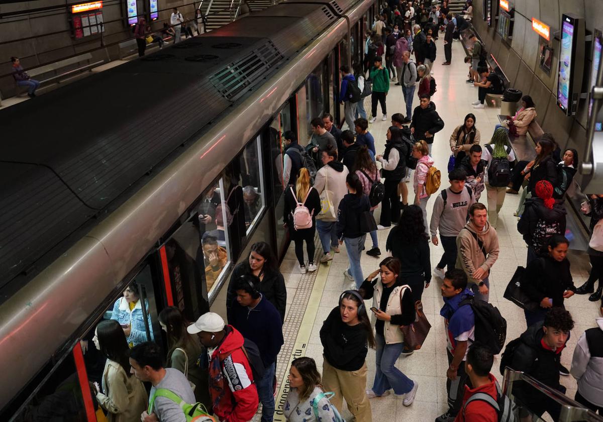 Usuarios del metro en la parada de San Mamés.