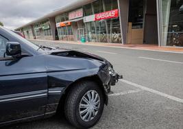 El turismo supuestamente utilizado en el alunizaje y, al fondo, el local asaltado.