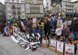 Concentración en Vitoria para exigir un servicio de comedor de calidad.