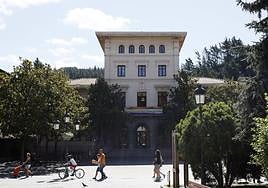 Vista exterior del Ayuntamiento de Ugao-Miraballes.