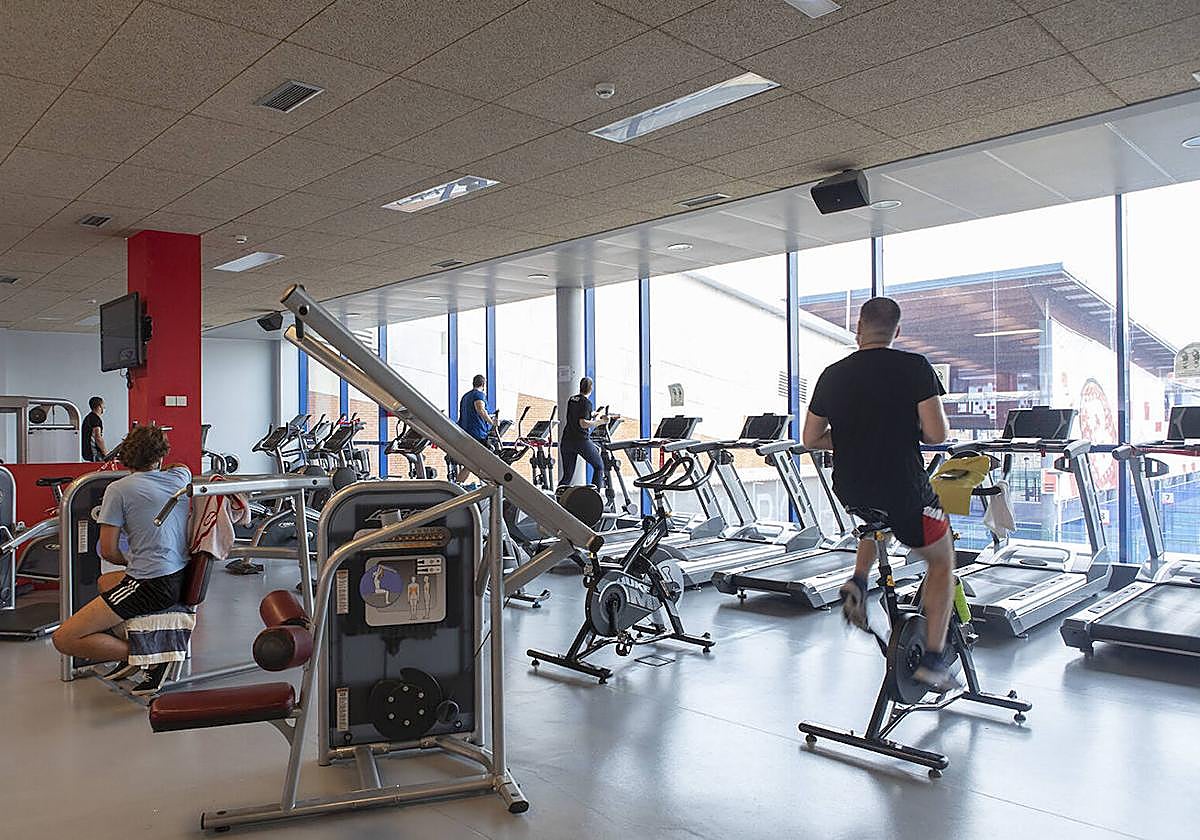 Un grupo de personas se ejercita en un polideportivo de Bilbao.