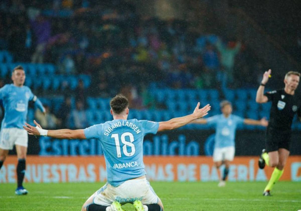 Hernández Hernández corrigió su decisión de pitar penalti en el último minuto a favor del Celta ante el Sevilla tras la llamada de Prieto Iglesias desde la sala VOR.