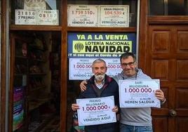 El propietario de la administración, Mikel Petite, celebra junto a su padre haber repartido el millón del sorteo de Euromillones