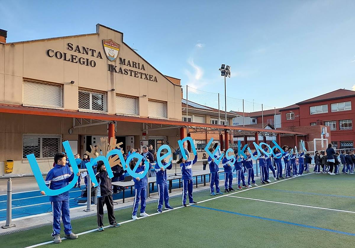 Imagen del alumnado tomando parte en una iniciativa por los derechos de la infancia.
