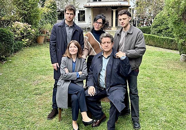 Alauda Ruiz de Azúa rodeada de los actores MIguel Bernardeau, Iván Pellicer, Nagore Aranburu y Pedro Casablanc.