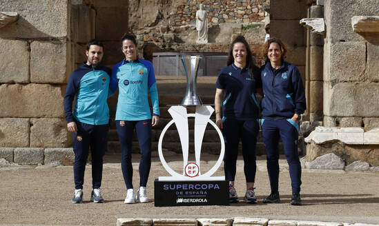 Dos jugadoras del Barcelona y dos de la Real Sociedad, en la presentación de la Supercopa que tuvo lugar en Mérida.