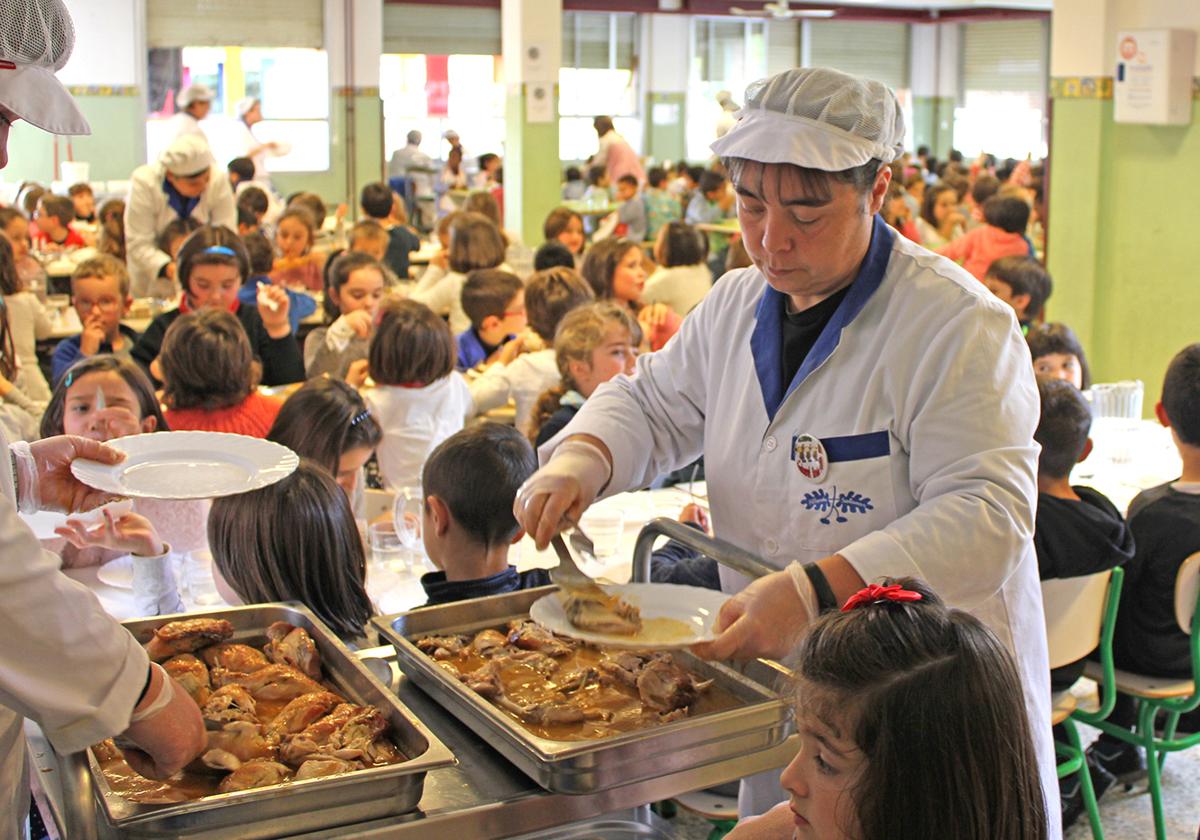 Alrededor de 700 chavales de diferentes edades comen a diario en el comedor sostenible del colegio Allende Salazar.