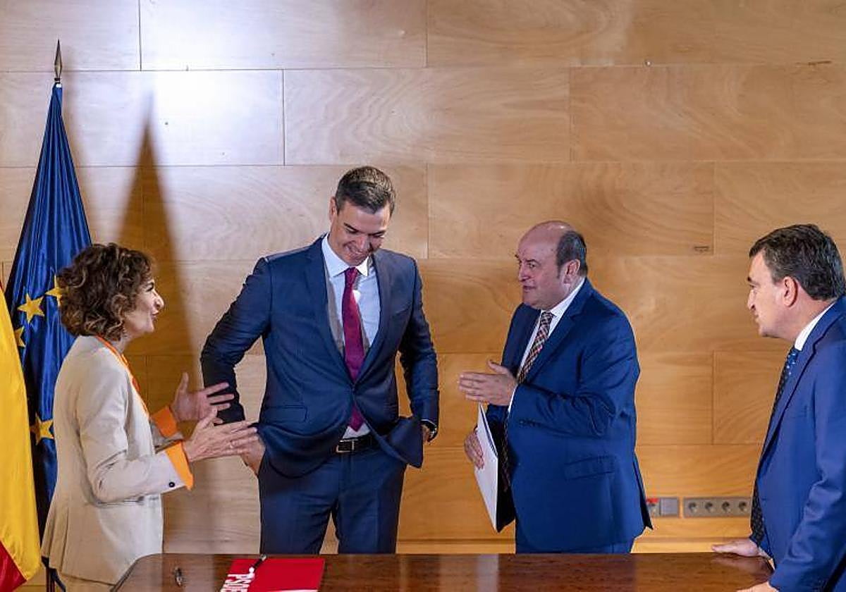 Sánchez pacta con el PNV ceder la gestión de la Seguridad Social y negociar un nuevo estatus