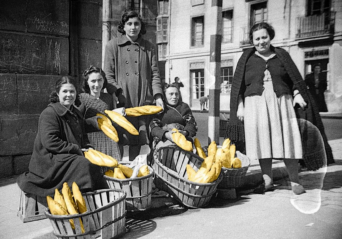 Vendedoras de pan, años 50. Photo Araba.