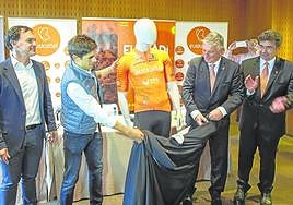 Jesús Ezkurdia, a la izquierda, junto a Mikel Landa en la presentación del maillot del Euskaltel.