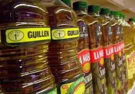 Los ocho supermercados a los que Facua acusa de pactar una subida en el precio del aceite de oliva