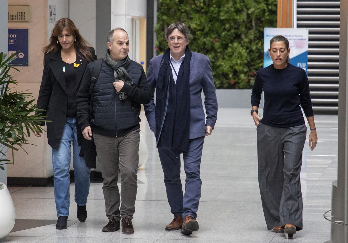 La presidenta de Junts, Laura Borràs; el secretario general de Junts per Catalunya, Jordi Turull; el expresidente de la Generalitat, Carles Puigdemont, y la diputada de Junts, Miriam Nogueras, a su llegada al Parlamento Europeo.