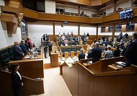 PNV y PSE rechazan investigar la contratación de un asesor con intereses en una empresa del transporte escolar