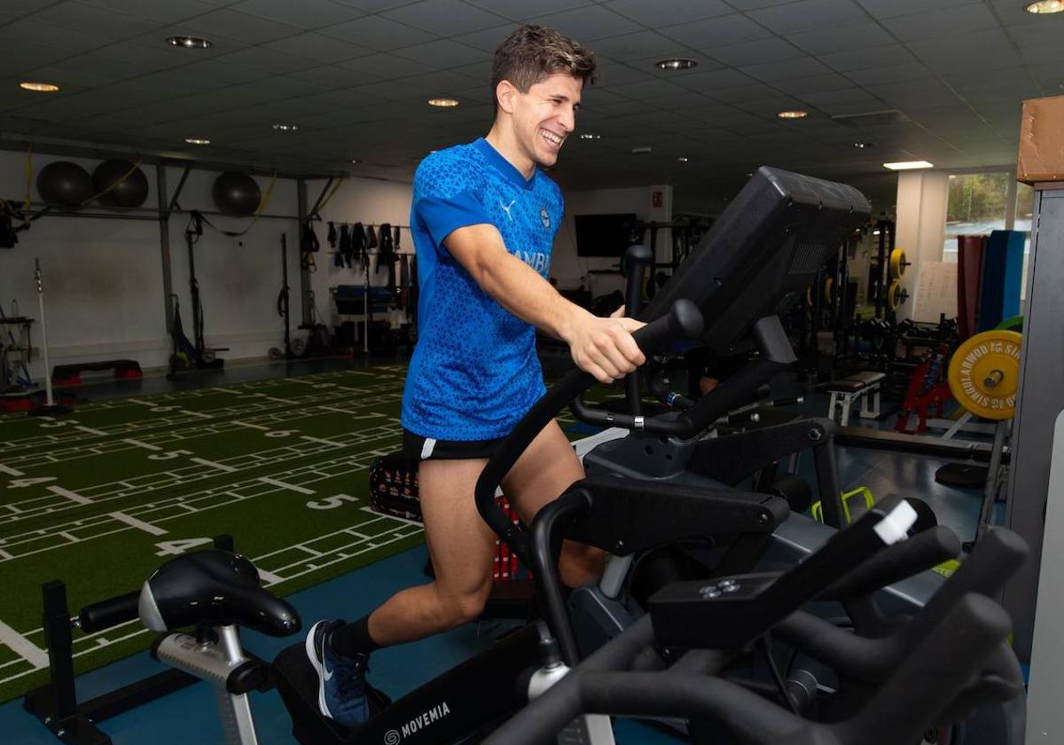 Giuliano sonríe durante una sesión de cardio en Ibaia.